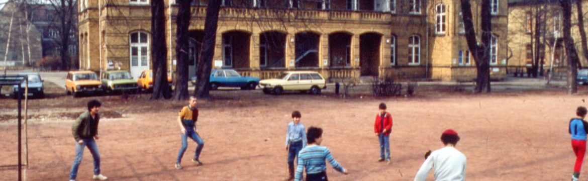 HausDrei - Kinder spielen Fußball